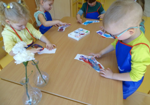 05 Dzieci malują farbami kolorowe skarpetki